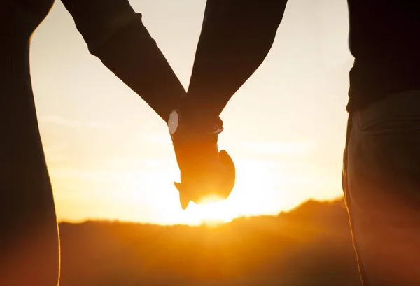 Romantiska Par Hålla Händerna Och Titta Vacker Solnedgång — Stockfoto