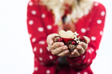 Hassas güzel bir kızın parlak lezzetli tatlı Noel kurabiyeleri-Tamam