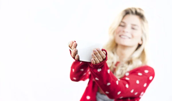 Tender menina bonita segurando uma caneca de chá em uma camisola de Natal em suas mãos — Fotografia de Stock