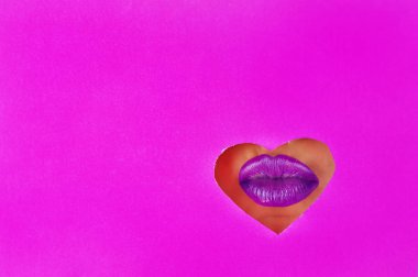 Güzel dolgun, parlak dudaklar pembe renk renkli kağıt yarık düşmek. Kozmetik, kozmetik, güzellik salonları, makyaj sanatçısı, dudak parlatıcısı,