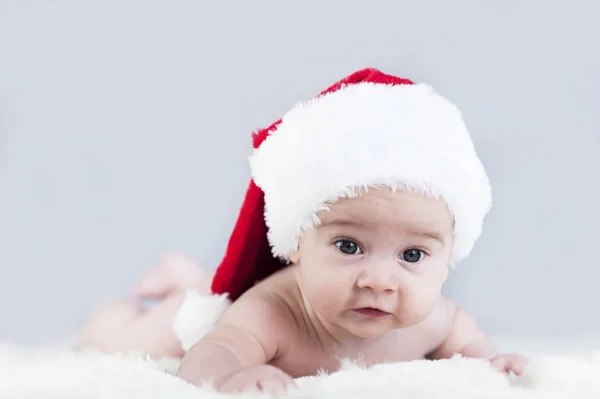 Bardzo Piękne Jasne Emocjonalne Szczęśliwy Małego Dziecka Santa Hat Czołgał — Zdjęcie stockowe