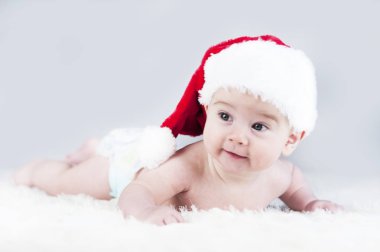 çok güzel parlak duygusal mutlu küçük bebek emekleme Noel Baba şapkası