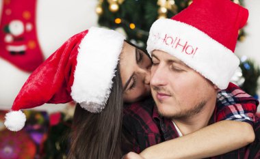 mutlu Noeller. Parlak genç güzel çift evde Noel kutlamaları