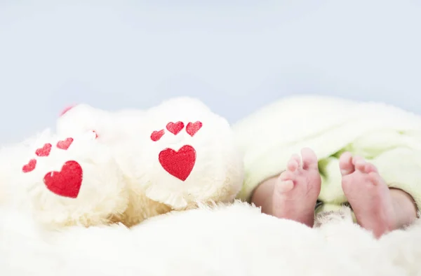 Pequenas Pernas Macias Bebê Juntamente Com Patas Urso Pelúcia Com — Fotografia de Stock