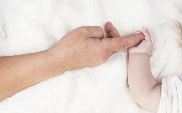 Diferença Geracional Nas Mãos Avó Mão Com Bebê Punho Fundo — Fotografia de Stock
