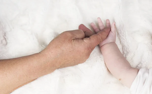 Diferença Geracional Nas Mãos Avó Mão Com Bebê Punho Fundo — Fotografia de Stock