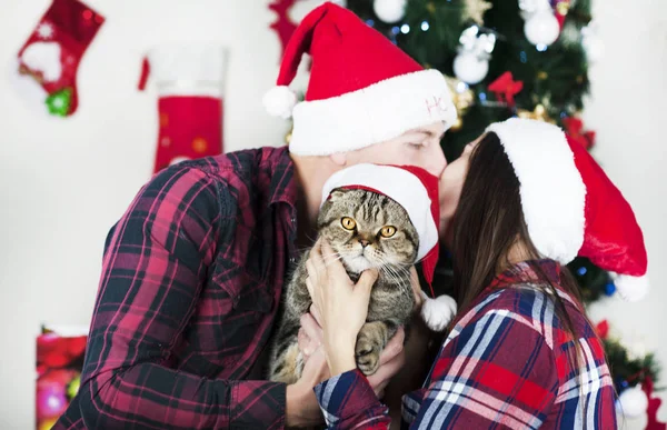 Feliz Natal Jovem Belo Casal Brilhante Celebrando Natal Casa Com — Fotografia de Stock