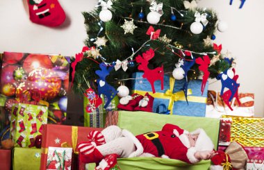 Şirin bebek hediye kutusu ve garland örme kumaş