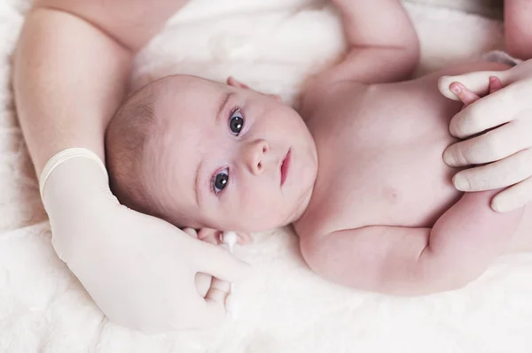 L'enfant au cabinet médical et ses oreilles sont nettoyées avec un coton-tige . — Photo