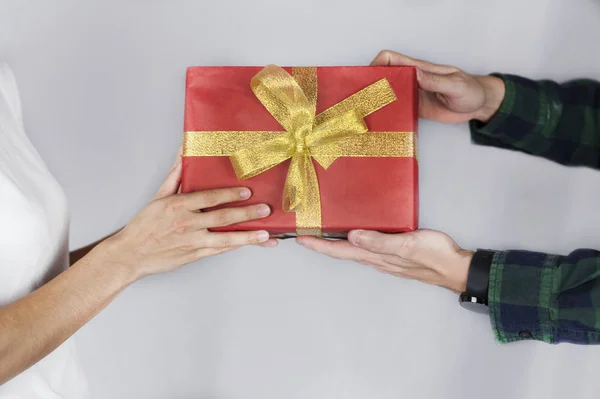 Man Gives Beautiful Gift Woman — Stock Photo, Image