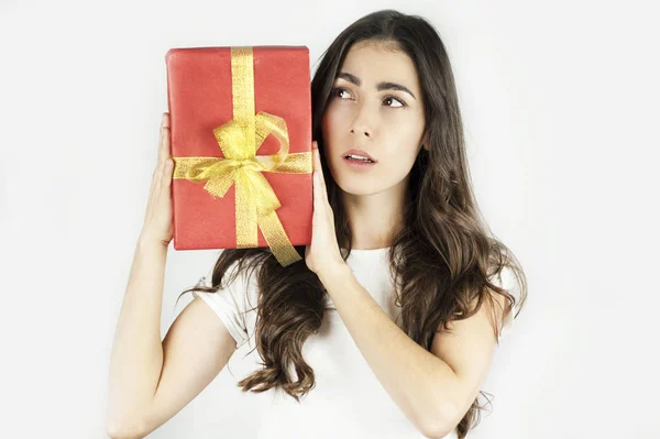 Una Joven Hermosa Tiene Sus Manos Gran Regalo Que Mantiene — Foto de Stock