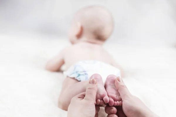 Mutter Macht Massage Für Glückliches Baby Auf Den Fuß Auftragen — Stockfoto