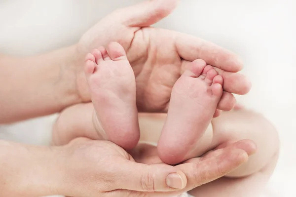 新生儿的两只手托着父母 — 图库照片