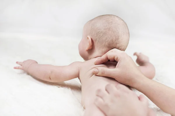 Masseurin Gibt Ihrem Neugeborenen Eine Rückenmassage Mit — Stockfoto