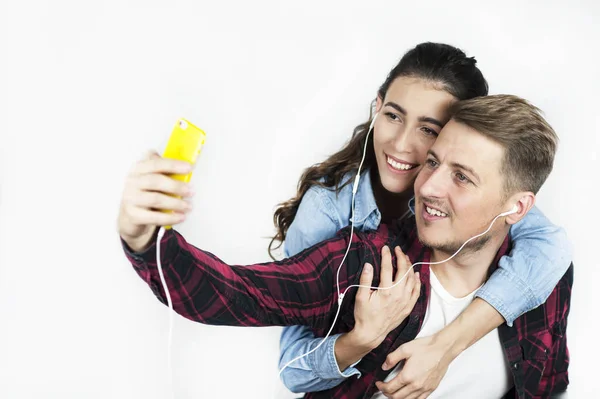 Muito Belo Casal Amoroso Ouvir Música Conjunto Com Fones Ouvido — Fotografia de Stock