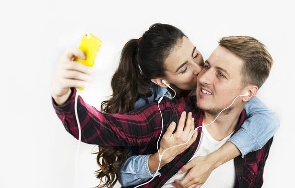 Muy Hermosa Pareja Amorosa Escuchando Música Junto Con Auriculares Tomando — Foto de Stock