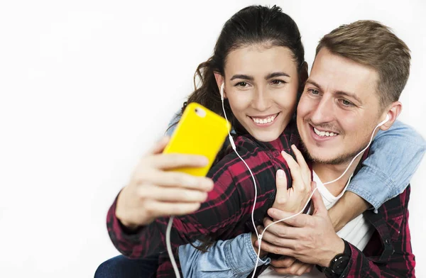 Mycket Vackert Älskande Par Lyssnar Musik Tillsammans Med Hörlurar Och — Stockfoto