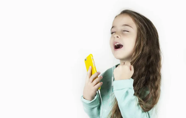 Brillante Hermosa Niña Auriculares Con Teléfono Sus Manos Habla Emocionalmente — Foto de Stock