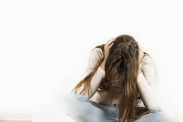 Ein Sehr Traurig Beleidigtes Emotionales Mädchen Sitzt Mit Gesenktem Kopf — Stockfoto