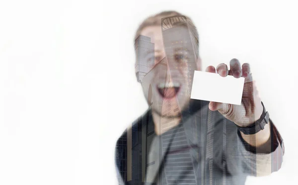 名刺または孤立した背景にクレジット カードで青年実業家の男 — ストック写真