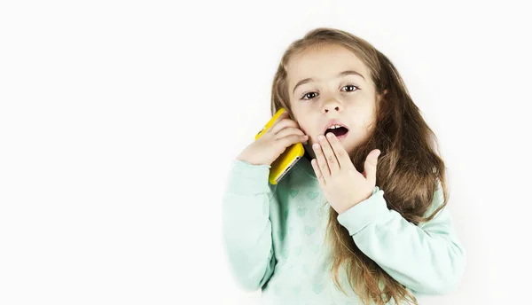 Helle Schöne Kleine Mädchen Mit Kopfhörer Mit Dem Telefon Ist — Stockfoto