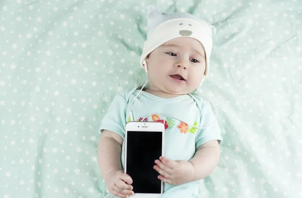 Brilhante Pequeno Bebê Recém Nascido Bonito Com Telefone Mão Fones — Fotografia de Stock