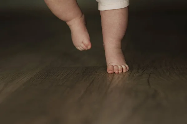 Beine Eines Neugeborenen Babys Hautnah Auf Holzgrund — Stockfoto