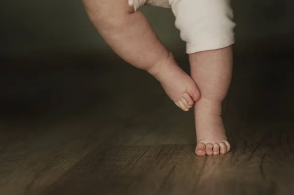 Pernas Bebê Recém Nascido Perto Fundo Madeira — Fotografia de Stock