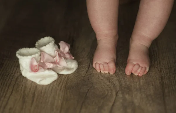 Pernas Bebê Recém Nascido Perto Fundo Madeira — Fotografia de Stock