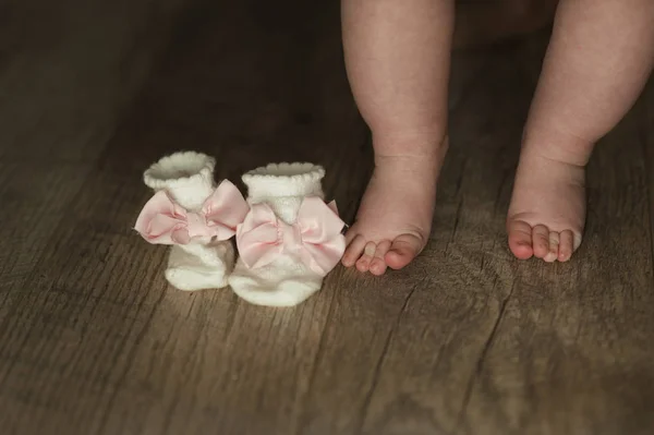 Beine Eines Neugeborenen Babys Hautnah Auf Holzgrund — Stockfoto