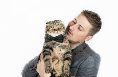 Klasik şık kıyafeti giyen bir papyon beyaz izole arka planda bir kedi ile