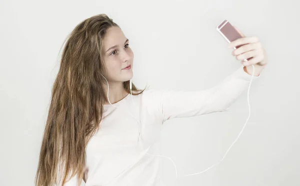 Menina Bonita Brilhante Fones Ouvido Com Telefone Suas Mãos Escuta — Fotografia de Stock