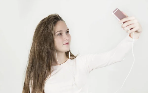 Menina Bonita Brilhante Fones Ouvido Com Telefone Suas Mãos Escuta — Fotografia de Stock