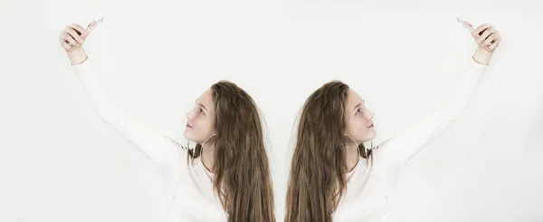 Schöne Junge Zwillinge Machen Ein Selfie Telefon Mit Kopfhörern Auf — Stockfoto