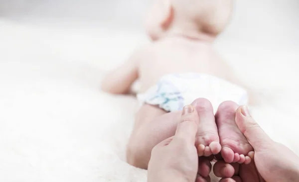 Pai Mantém Pés Pequenos Gentis Bebê Recém Nascido — Fotografia de Stock