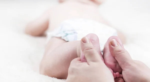 Eltern Halten Sanfte Kleine Füße Einem Neugeborenen — Stockfoto