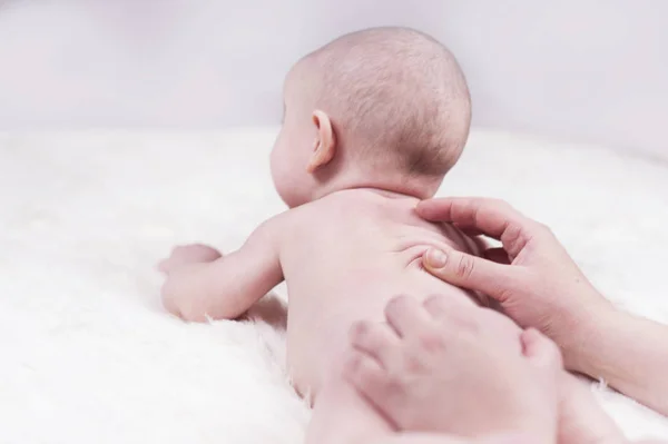 Masseurin Gibt Ihrem Neugeborenen Eine Rückenmassage Mit — Stockfoto
