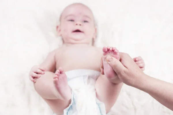 Pai Mantém Pés Pequenos Gentis Bebê Recém Nascido — Fotografia de Stock
