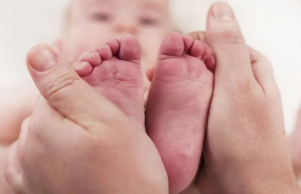 父母在新生儿身上抱着温柔的小脚 — 图库照片