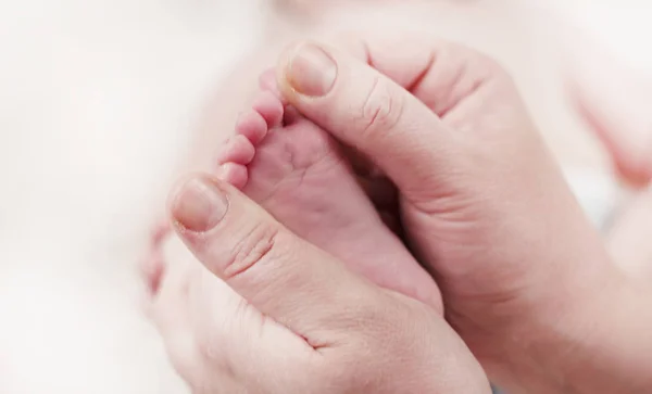 Üst Nazik Ayakları Küçük Yeni Doğmuş Bir Bebek Tutar — Stok fotoğraf