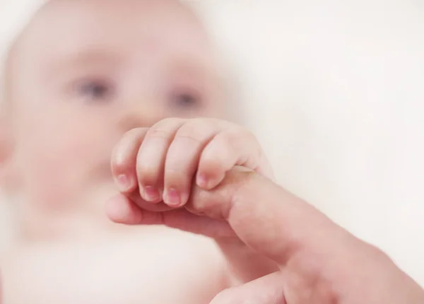 Liebevolle Mutter Hält Die Sanften Hände Des Babys — Stockfoto