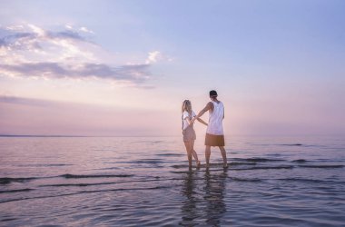 aşık genç güzel çift deniz manzaralı hayranım