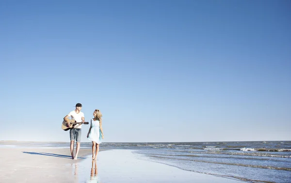 Giovane Coppia Innamorata Una Chitarra Sulla Spiaggia Romanticismo Ritorno — Foto Stock