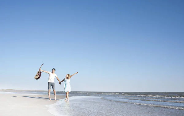 Junges Verliebtes Paar Der Küste Mit Einer Gitarre Romantik Rückkehr — Stockfoto