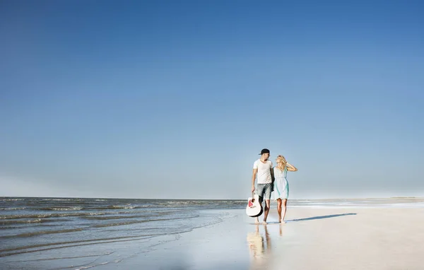 Junges Verliebtes Paar Der Küste Mit Einer Gitarre Romantik Rückkehr — Stockfoto