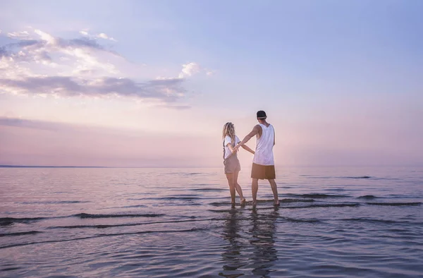 Jovem Casal Bonito Amor Admirar Vista Mar — Fotografia de Stock