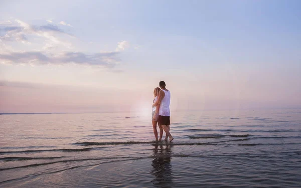 Молодая Красивая Влюбленная Пара Любуется Видом Море — стоковое фото
