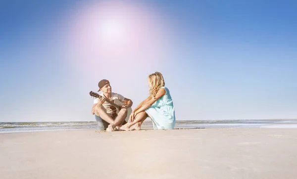 Ungt Par Kärlek Med Gitarr Stranden Romantik Avkastning — Stockfoto