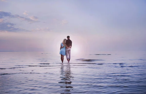 Junges Verliebtes Schönes Paar Bewundert Den Meerblick — Stockfoto