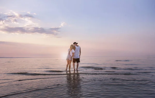 Jeune Beau Couple Amoureux Admirer Vue Sur Mer — Photo